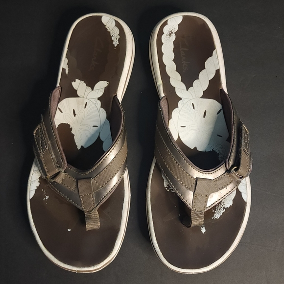 🌟 3 for $15 Deal! 🌟Clarks flip flop sandals 6M brown with white design - Picture 1 of 7